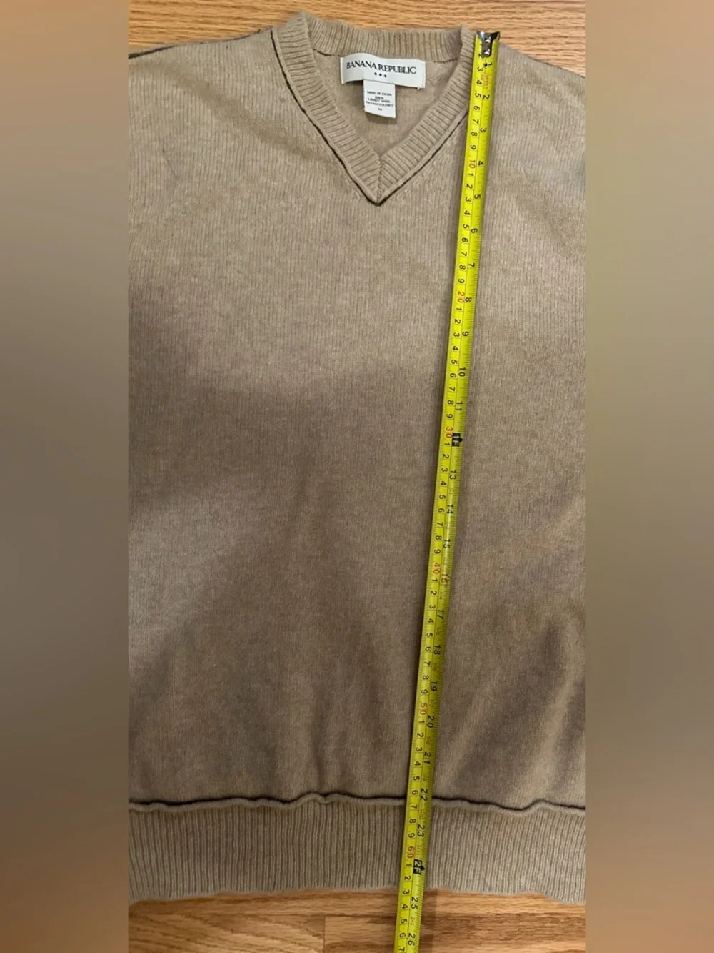 Banana Republic 100% Lambswool Sweater Minimalist Mens Med Tan V-Neck Classic